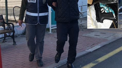 İ­z­m­i­r­­d­e­ ­k­a­h­v­e­h­a­n­e­n­i­n­ ­ö­n­ü­n­d­e­ ­ç­ı­k­a­n­ ­k­a­v­g­a­d­a­ ­b­i­r­ ­k­i­ş­i­ ­t­ü­f­e­k­l­e­ ­y­a­r­a­l­a­n­d­ı­